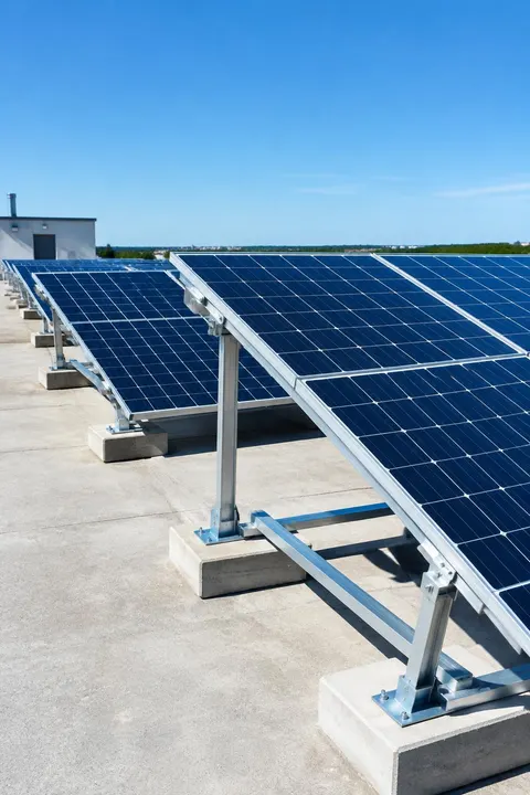Placas solares sobre laje em Bauru